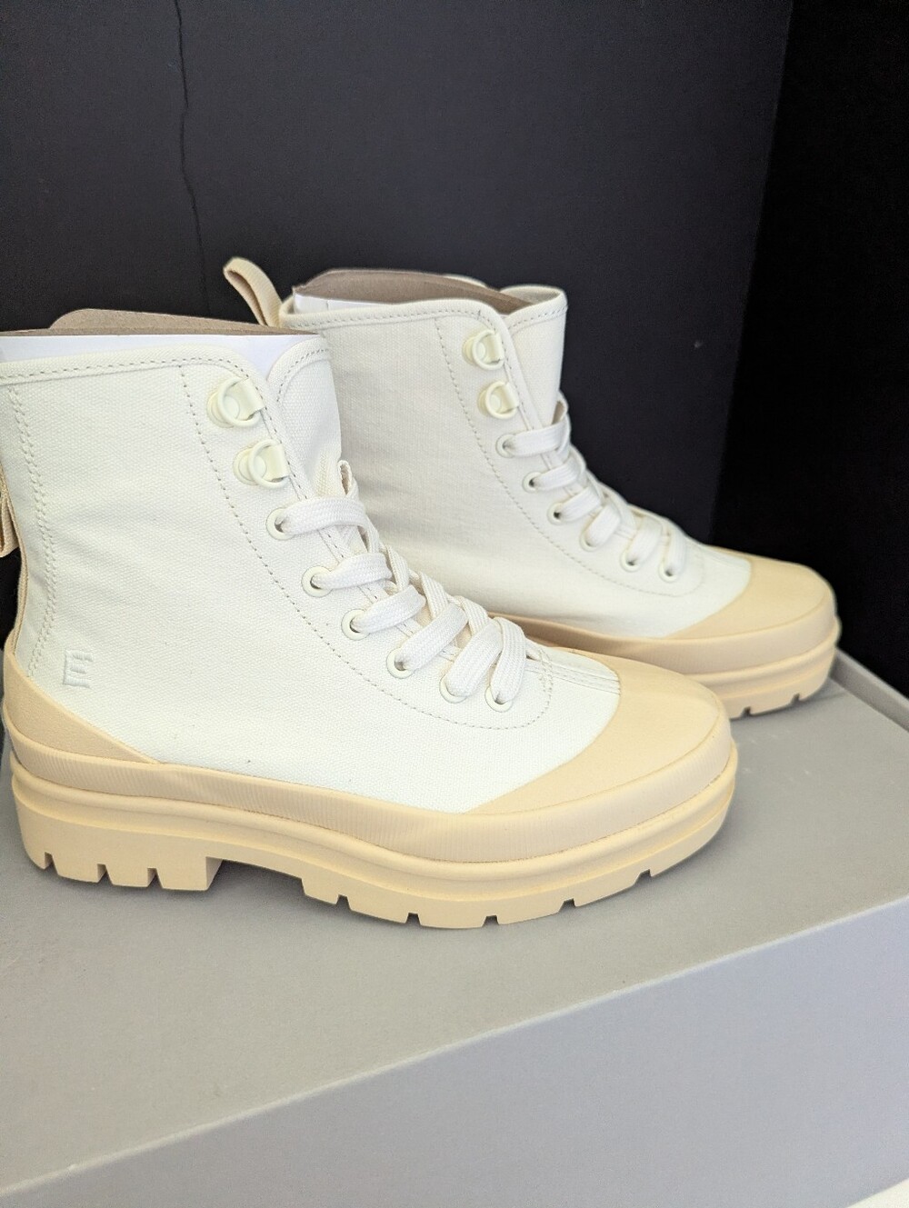 Everlane Canvas Lug-Sole High-Top Boots in Off-White and Cream S. 5